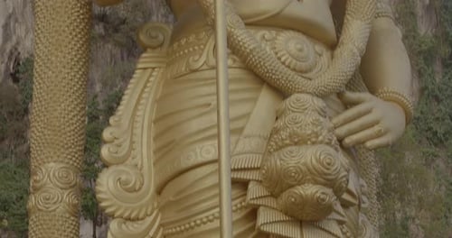 Statue dorée de Kartikeya dans les grottes de Batu. Skanda, Kumara, Murugan. Dieu hindou de la guerre