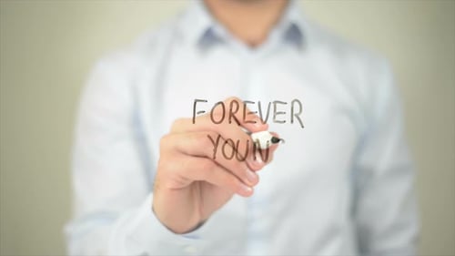 Forever Young Man schreibt auf transparentem Bildschirm