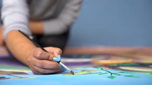 Nahaufnahme Weibliche Hand färbende Ölgemälde 4K