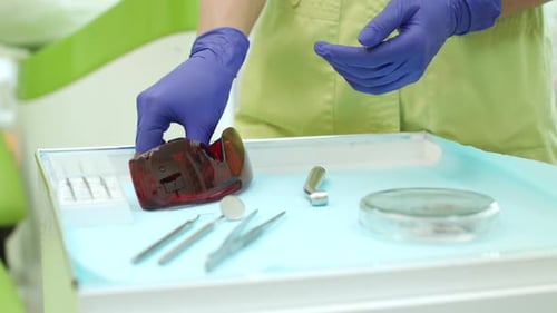 Der Zahnarzt nimmt eine Schutzbrille und bereitet sich auf die Arbeit in der Zahnklinik vor