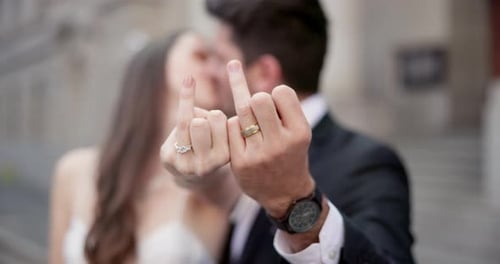 Hände zusammen, Ehering und Paar bei Hochzeit, draußen und Braut mit Bräutigam