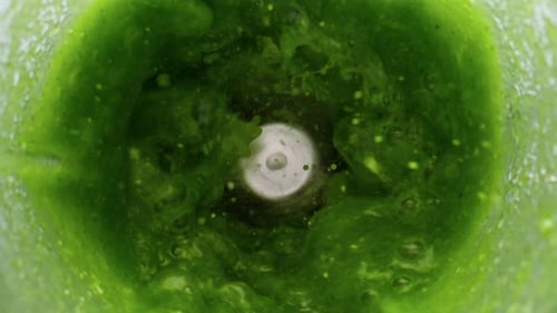 Frisches grünes Gemüse, Sellerie, Spinat, Gurke, im Mixer schwenken, Superzeitlupe