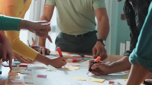 Nahaufnahme eines intelligenten Entwicklerteams, das Mindmap verwendet, um Ideen zu entwickeln. Fachtagung.