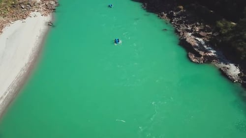 Flößer auf dem türkisfarbenen Wasser des Ganges, Rishikesh, Uttarakhand, Indien