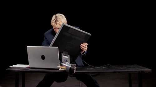 Empresário irritado transforma monitor em laptop