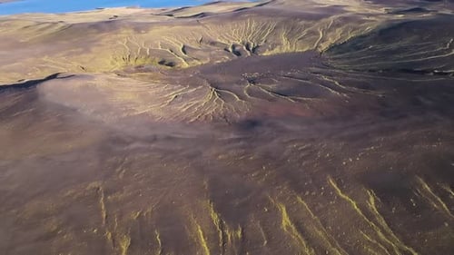 Luftaufnahme der Vulkanlandschaft und des Kraters, Island.
