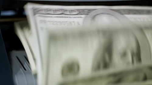 Máquina contadora de divisas que cuenta billetes de cien dólares. Contabilidad Empresarial y Comercial