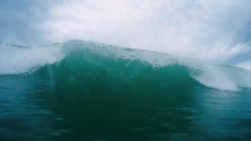 Una fuerte ola oceánica se rompe ante la cámara