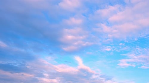 Timelapse do céu 4K: incríveis nuvens brancas flutuando no céu azul