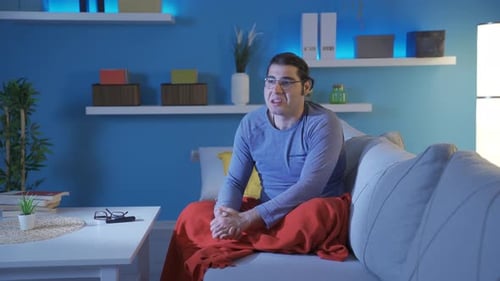 El hombre que evalúa su día antes de irse a dormir.