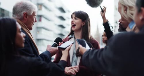 Celebridad, noticias o entrevistas con personas en la calle juntas para conversar o debatir