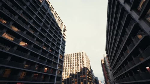 El paisaje urbano en el horizonte nocturno al anochecer revela un brillo vibrante y un ajetreo urbano
