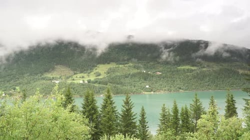 Wolken bewegen sich über dem Fjord, Norwegen. Zeitraffer