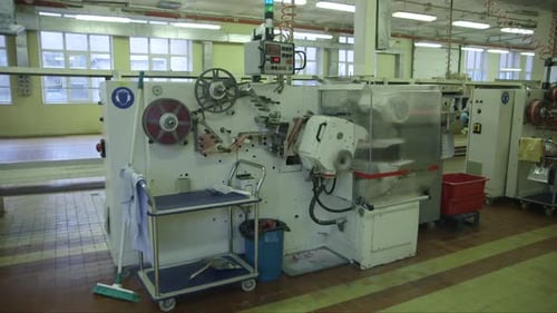 very fast lollipop packing machine in candy factory