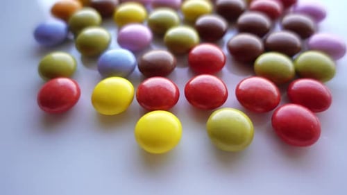 Mehrfarbige Smarties als Hintergrund