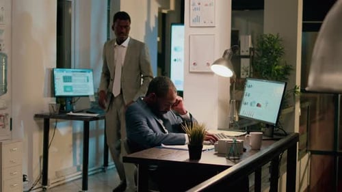 Un employé joue une blague pratique au bureau