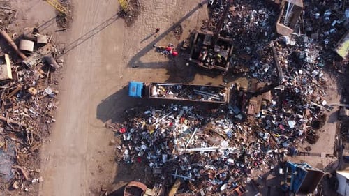 Clasificación de chatarra en un depósito de chatarra