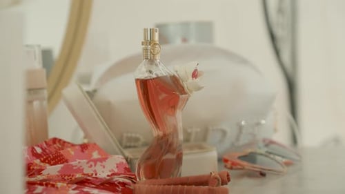 femme ramassant son flacon de parfum prêt à pulvériser sur elle-même