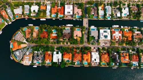 Zona residencial con casas lujosas y yates caros alrededor de la pequeña isla.