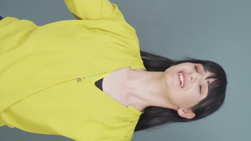 Vidéo verticale de La température élevée de l'air étouffe la femme.