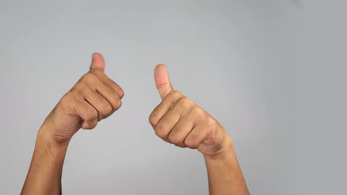 Handgeste in Nahaufnahme — Positives Zeichen mit dem Daumen hoch auf Studio Clean-Hintergrund