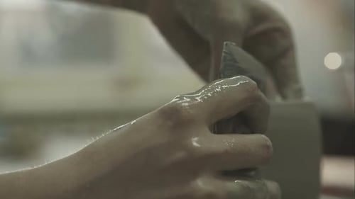 Gros plan d'un potier retournant un pot à un potier