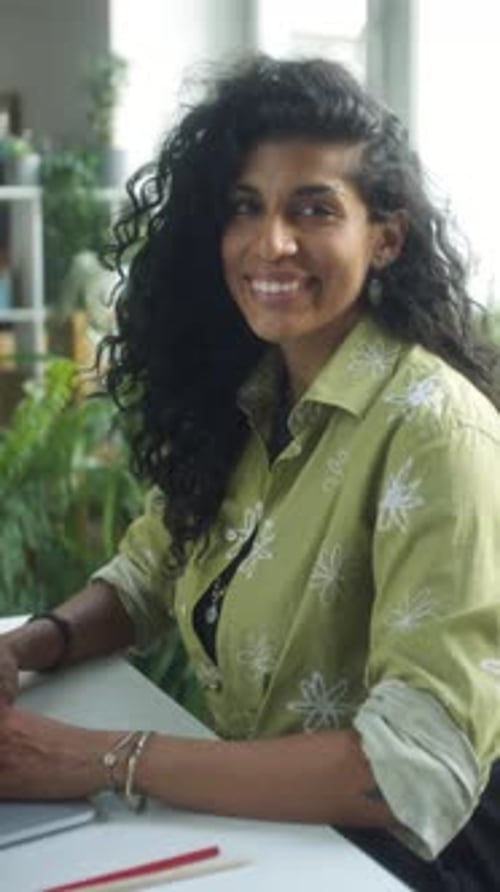 Retrato de alegre empresaria latina