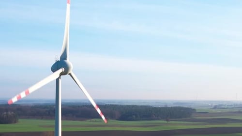 Ветряная мельница или ветряная турбина для производства электроэнергии крупным планом