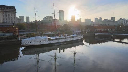 Ariel Dolly es de la histórica Fragata Sarmiento, atracada en Puerto Madero. Este es un popular centro turístico