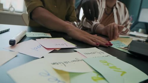 Étudiants multiraciaux utilisant des notes autocollantes tout en étudiant l'anglais en classe