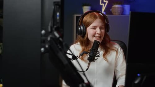Femme en streaming dans une pièce faiblement éclairée à la maison