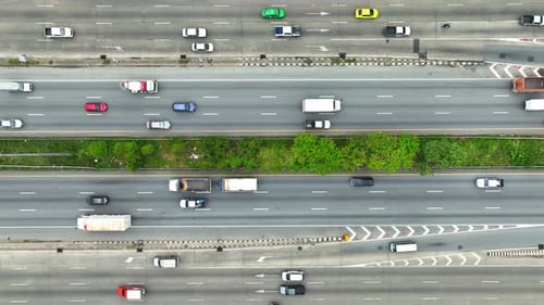 Vue aérienne d'une autoroute à plusieurs voies.