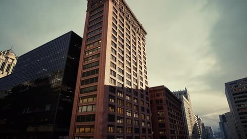 Las luces del anochecer resaltan los imponentes edificios de ladrillo y los detalles intrincados