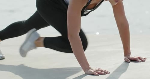 Mujer atlética haciendo ejercicio de plancha al aire libre