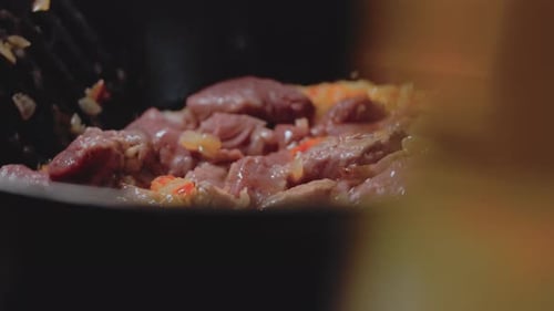 Chashushuli-Mischverfahren Makro Chashushuli Traditionelle georgische Lebensmittel, zubereitet aus Rindfleisch