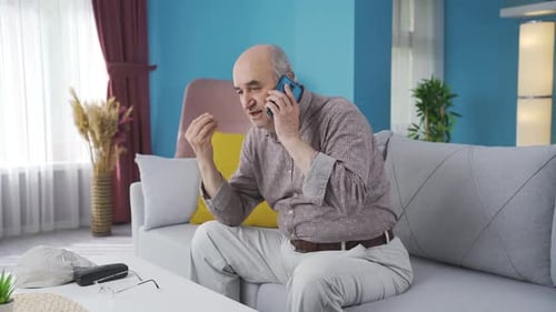Mürrischer alter Mann, der wütend am Telefon spricht.