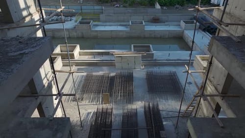 Un operador profesional de Aerial View monta los componentes de la grúa mientras sube las escaleras con elegancia por debajo
