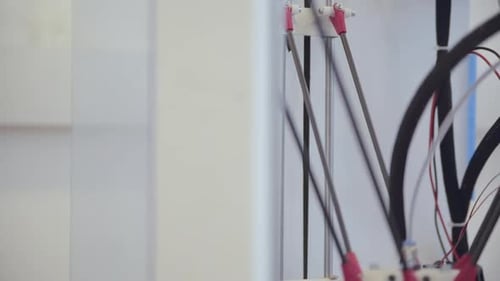Nahaufnahme, maßgeschneiderter 3D-Drucker, bewegliche Teile, Getriebe, Achse, Kabel, Tageslicht