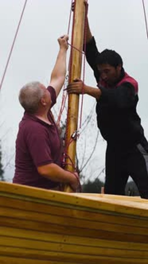 Vertical del mástil de la cubierta de madera de un velero