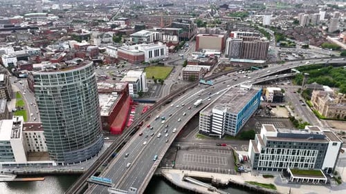 Luftaufnahme einer stark befahrenen Straßenkreuzung in Belfast, Nordirland, Großbritannien