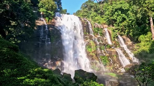 Perspectiva de baixo ângulo das águas em cascata da cachoeira Wachirathan