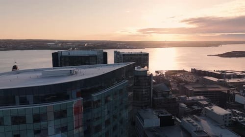 Gratte-ciel du centre-ville d'Halifax et yachts du port capturés par Drone à l'automne