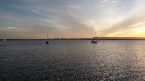 Bateaux ancrés au coucher du soleil à Auckland, Nouvelle-Zélande — Images aériennes
