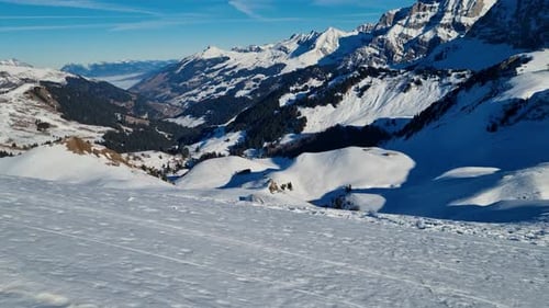 Vista panorámica desde Bühlberg del valle de Adelboden hacia el lago Thun cubierto de niebla