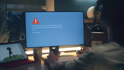 Homem tendo problemas com o PC durante o trabalho