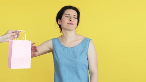 Arrêter de magasiner, geste de refus, femme ennuyée