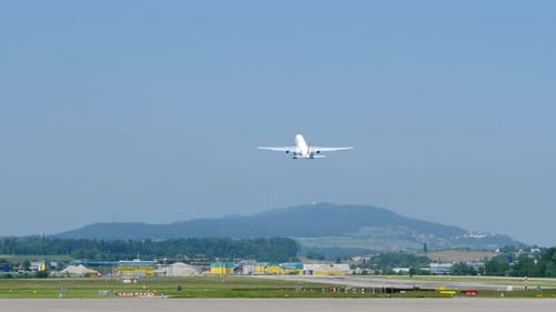 Parte trasera del Airbus A330 despegando del aeropuerto de Zúrich en Suiza. Vista panorámica