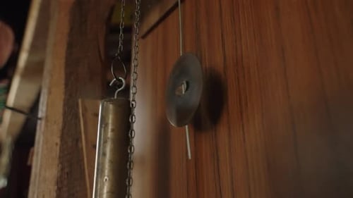 Le pendule d'une vieille horloge oscille