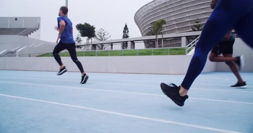 4k-Videomaterial einer Gruppe von Athleten, die auf der Strecke laufen