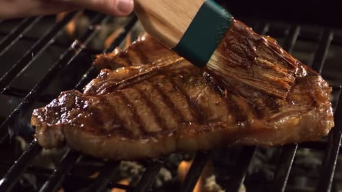 Sauce barbecue pour badigeonner un bifteck sur un grill chaud pour un pique-nique estival